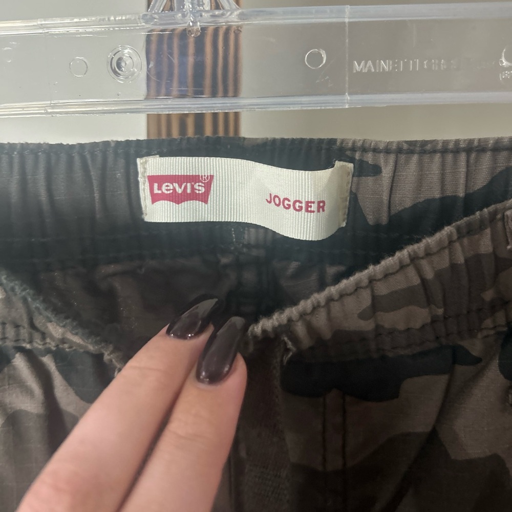 Leviโs Camouflage Jogger Pants | Elastic Waist | Size Small (28โ) - Picture 5 of 8